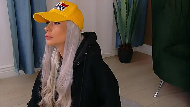 Snapshot of Bailey_Rush chatting on 10-16-25, 02:47 Bailey Rush online show from 10-16-25, 02:47