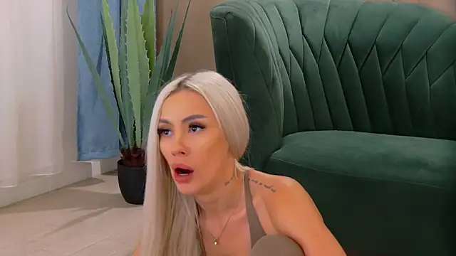 Snapshot of Bailey_Rush chatting on 11-15-25, 01:37 Bailey Rush online show from 11-15-25, 01:37