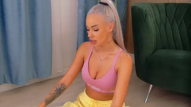 Snapshot of Bailey_Rush chatting on 10-12-25, 02:40 Bailey Rush online show from 10-12-25, 02:40