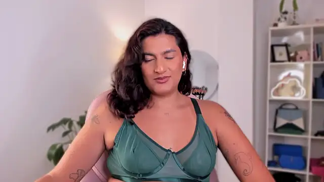 Snapshot of ari_artis chatting on 02-13-25, 04:43 ari artis online show from 02-13-25, 04:43