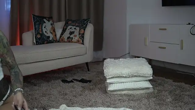 TiffanyMaze online show from 10-25-25, 08:57