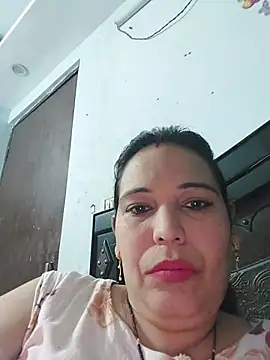 Snapshot of Poojabhabi101 chatting on 06-12-26, 06:33 Poojabhabi101 online show from 06-12-26, 06:33