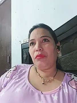 Snapshot of Poojabhabi101 chatting on 07-12-26, 06:14 Poojabhabi101 online show from 07-12-26, 06:14
