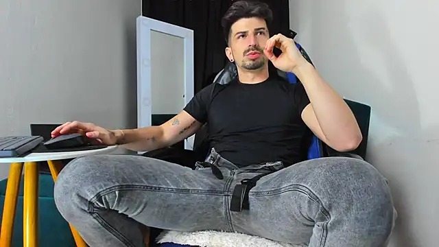 LiamCossio  online show from 01-10-25, 06:42