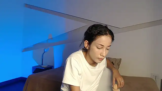 hot little bunny online show from 11-17-25, 08:57