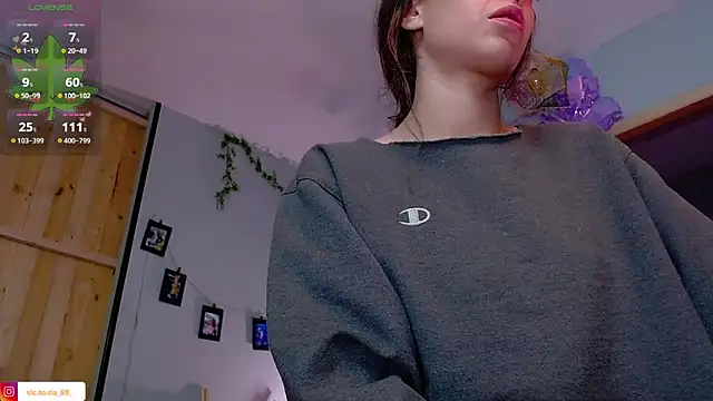 VickyJackson  online show from 12-17-25, 05:18