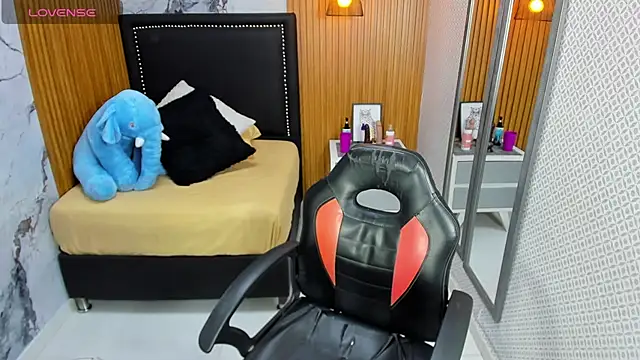 LORENADAVIES online show from 11-08-25, 12:42