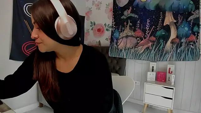 LovelyAzucena online show from 12-18-25, 01:48