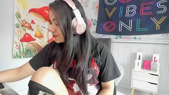 LovelyAzucena online show from 10-25-25, 02:50