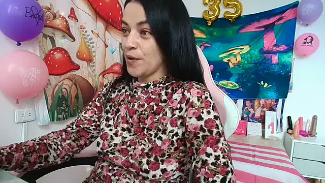 LovelyAzucena online show from 05-04-26, 03:48