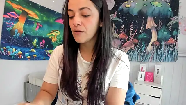 LovelyAzucena online show from 10-16-25, 02:14