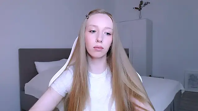 Luna insniity online show from 11-28-25, 08:20