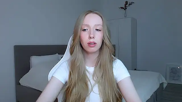 Luna insniity online show from 10-24-25, 08:30