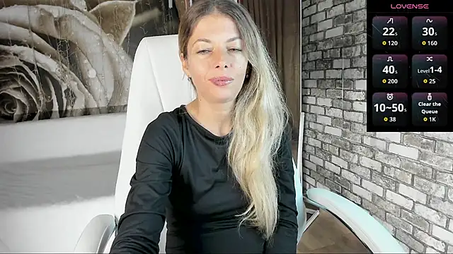Snapshot of Eva_Melow chatting on 09-19-25, 01:59 Eva Melow online show from 09-19-25, 01:59