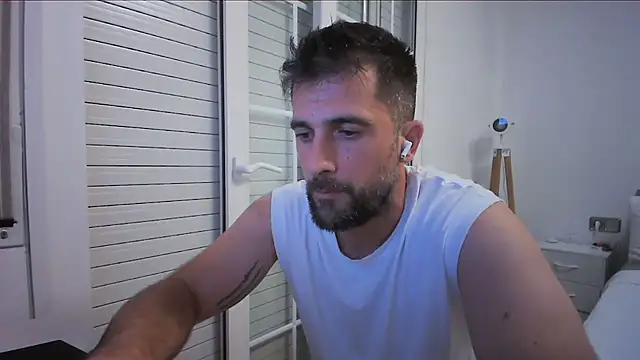 Snapshot of alex877x chatting on 07-11-26, 07:36 alex877x online show from 07-11-26, 07:36