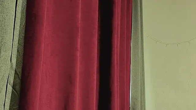 Snapshot of SecretAnni chatting on 10-05-25, 11:12 SecretAnni online show from 10-05-25, 11:12