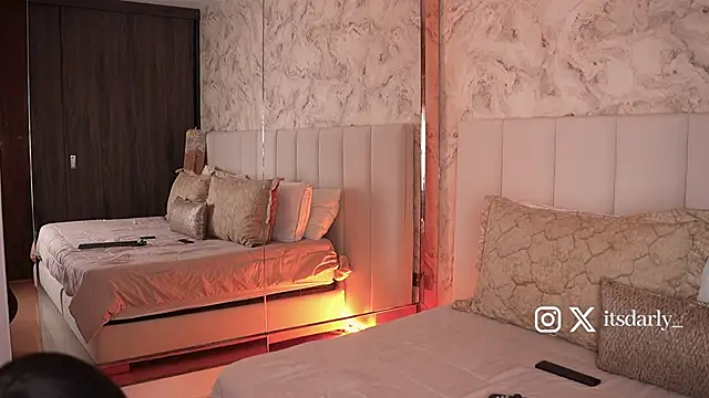 Rosalie vega online show from 11-30-25, 03:24