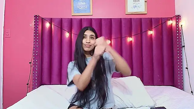 littlee emilyy  online show from 01-22-25, 05:59