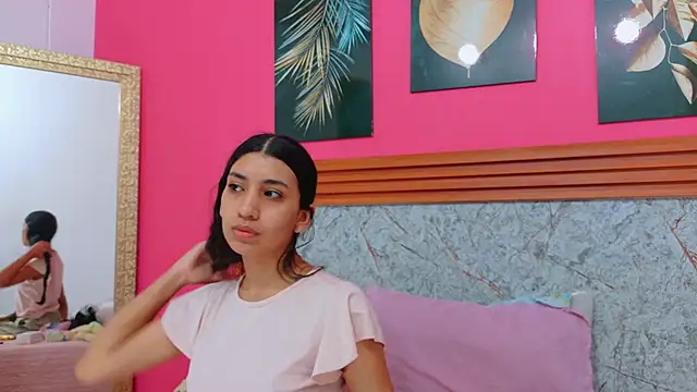 littlee emilyy  online show from 03-25-26, 12:48