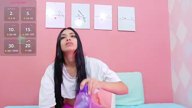 littlee emilyy  online show from 10-04-25, 12:23