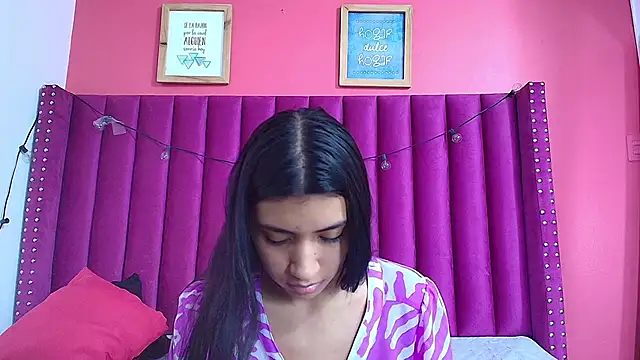 littlee emilyy  online show from 12-12-24, 06:10