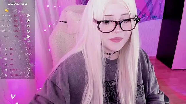 Snapshot of SelenaCute chatting on 06-18-26, 04:33 SelenaCute online show from 06-18-26, 04:33
