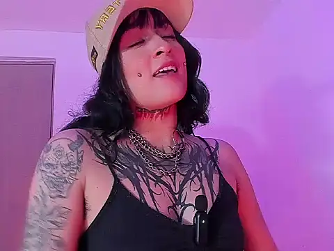 Snapshot of sarah_benjjaminn chatting on 05-19-26, 02:02 sarah benjjaminn online show from 05-19-26, 02:02