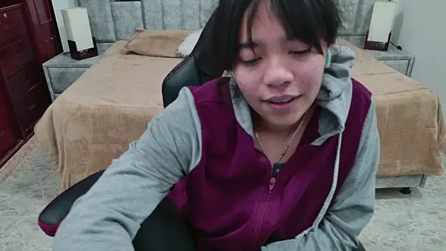 laureentt  online show from 04-11-26, 07:45