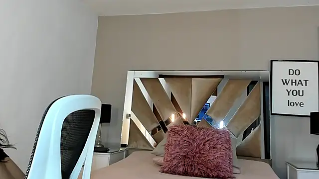 sharlott18 online show from 01-14-25, 01:17