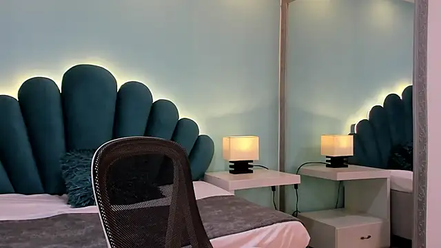 sharlott18 online show from 10-13-25, 11:45