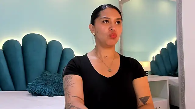 sharlott18 online show from 10-22-25, 01:21