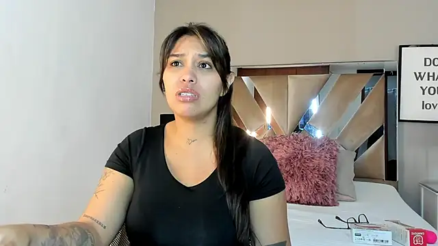 sharlott18 online show from 12-25-24, 01:51