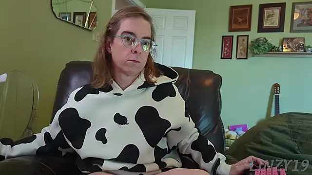 Linzy 19 online show from 11-12-25, 04:33