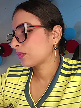 Snapshot of Alizon_1 chatting on 06-27-26, 04:46 Alizon 1 online show from 06-27-26, 04:46