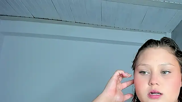 YuliCardona  online show from 06-12-26, 10:18