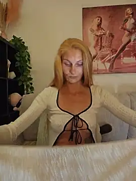 Snapshot of LessiaMia chatting on 05-18-26, 07:40 LessiaMia online show from 05-18-26, 07:40