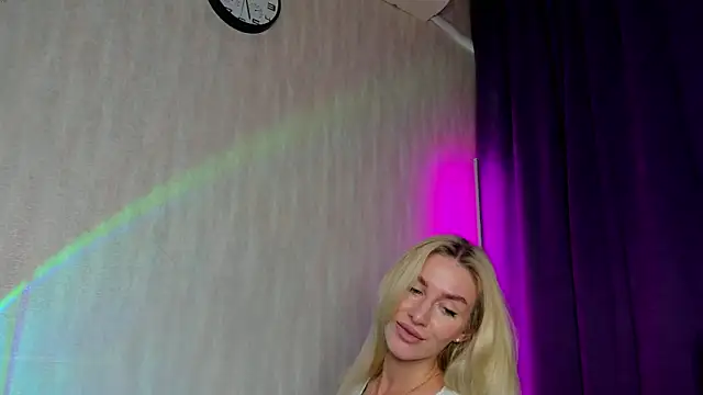 Snapshot of Miss_Kreez chatting on 10-13-25, 08:27 Miss Kreez online show from 10-13-25, 08:27