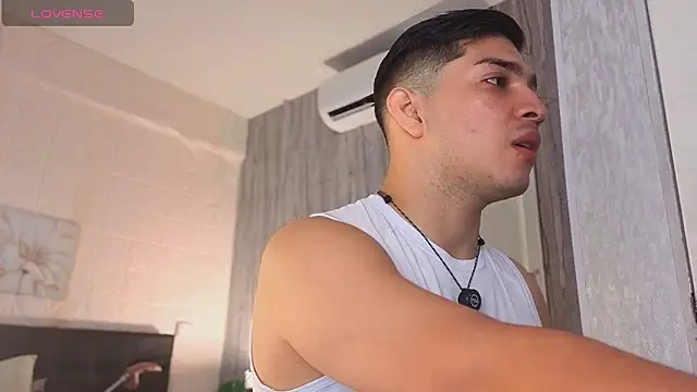 Snapshot of JUANDIAMONDS98 chatting on 02-16-26, 01:32 JUANDIAMONDS98 online show from 02-16-26, 01:32