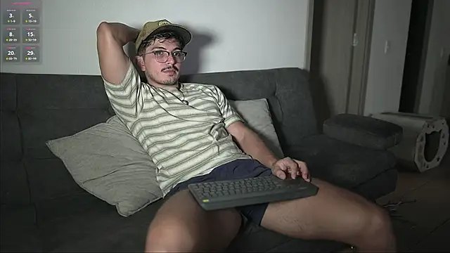 Snapshot of simoon_01 chatting on 07-14-26, 04:13 simoon 01 online show from 07-14-26, 04:13