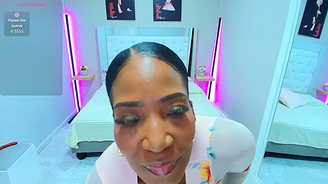 Snapshot of kimmturner chatting on 11-12-25, 12:42 kimmturner online show from 11-12-25, 12:42