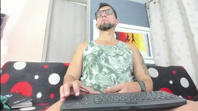 Snapshot of JULESLAKES chatting on 05-15-26, 01:42 JULESLAKES online show from 05-15-26, 01:42