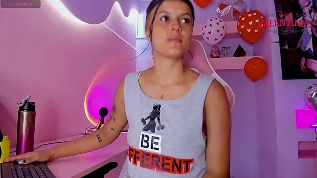 Snapshot of KristinWall chatting on 02-16-25, 08:33 KristinWall online show from 02-16-25, 08:33