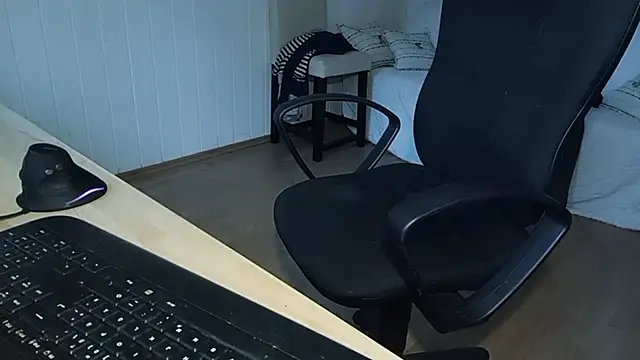 Snapshot of Rainfish chatting on 10-17-25, 06:06 Rainfish online show from 10-17-25, 06:06