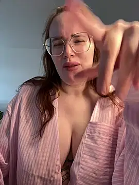 Snapshot of Mona-Peaches chatting on 02-01-25, 11:10 Mona-Peaches online show from 02-01-25, 11:10