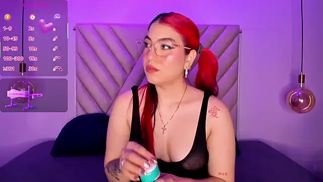 EmmaSwift  online show from 10-10-25, 02:34