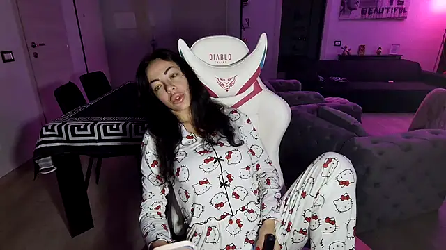 Snapshot of Chloe_Ricci chatting on 11-21-25, 04:44 Chloe Ricci online show from 11-21-25, 04:44