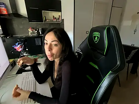 Snapshot of Chloe_Ricci chatting on 11-03-25, 07:57 Chloe Ricci online show from 11-03-25, 07:57