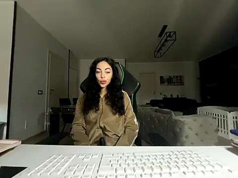 Snapshot of Chloe_Ricci chatting on 12-05-25, 07:51 Chloe Ricci online show from 12-05-25, 07:51