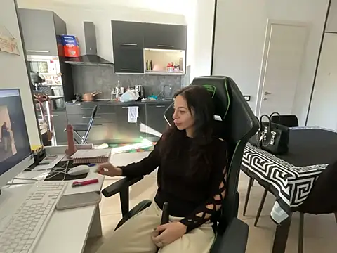 Snapshot of Chloe_Ricci chatting on 11-11-25, 09:48 Chloe Ricci online show from 11-11-25, 09:48