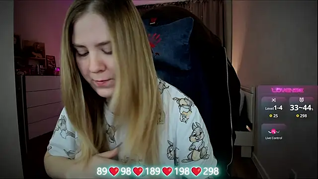 Olivia Munk online show from 12-17-25, 04:06